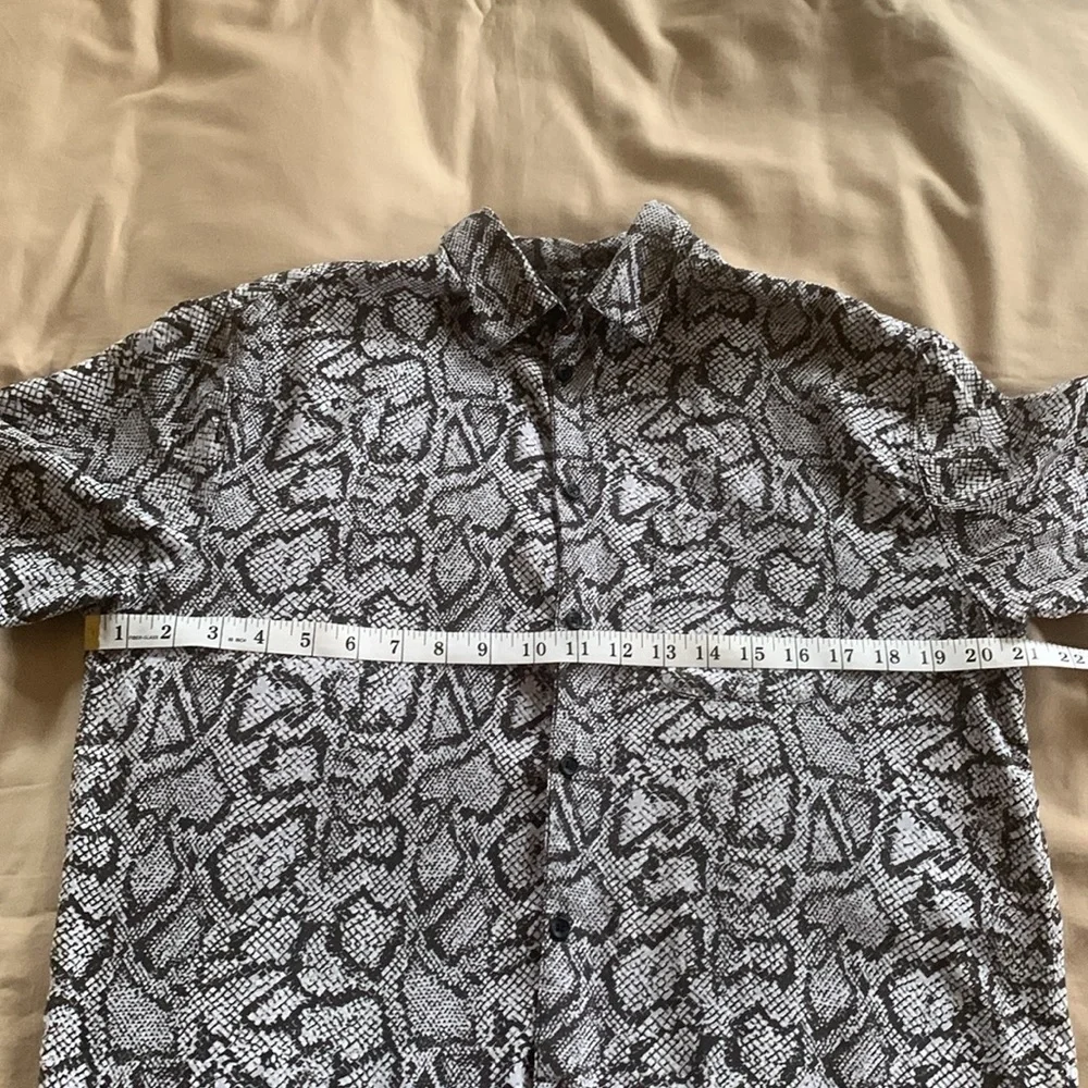 Urban Outfitters Snake Skin Design Button Down Shortsleeved Top Size Small - Picture 10 of 13